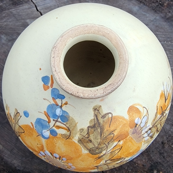 Handcrafted floral pottery vase. - Picture 3 of 6